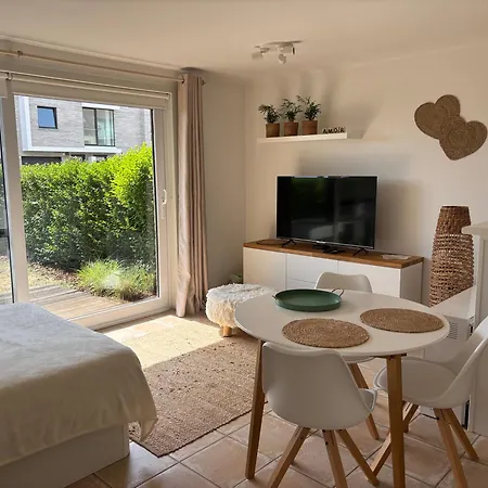 Apartment Op Het Gelijkvloers Met Tuintje Nabij De Haan